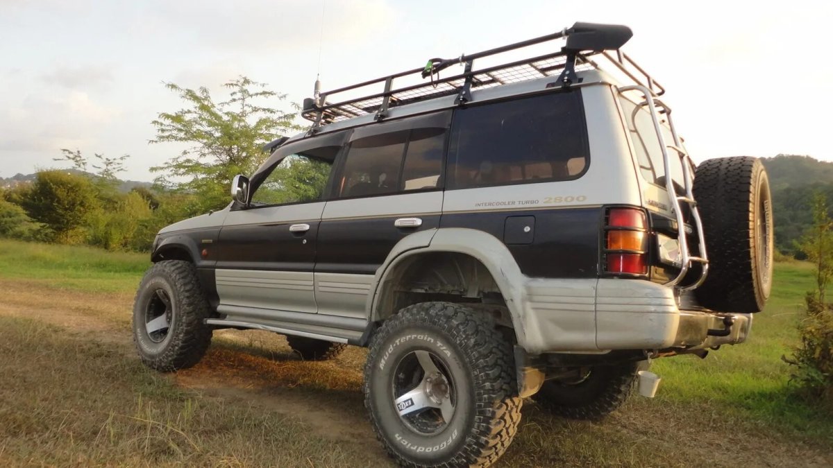 Митсубиси Паджеро 2 на 35 колесах