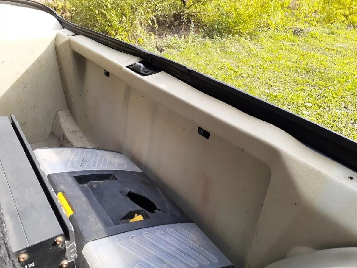 Пластик багажника