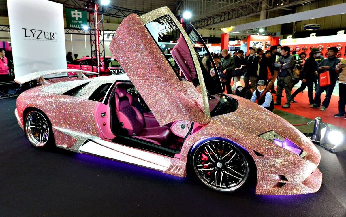 Розовая блестящая машина