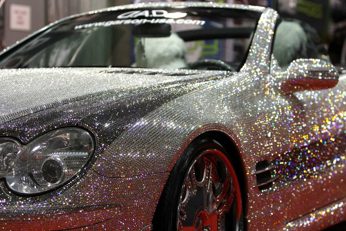 Мерседес в кристаллах Сваровски