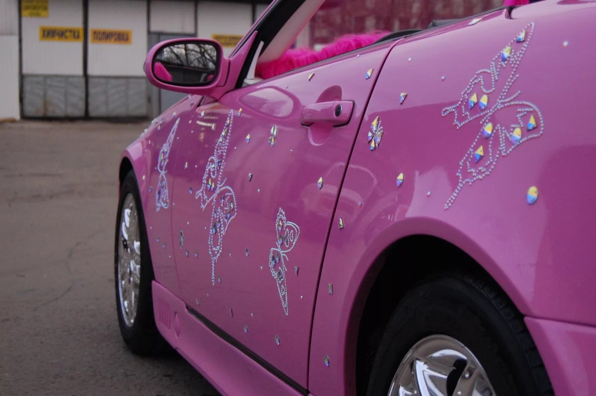 Розовая машина со стразами