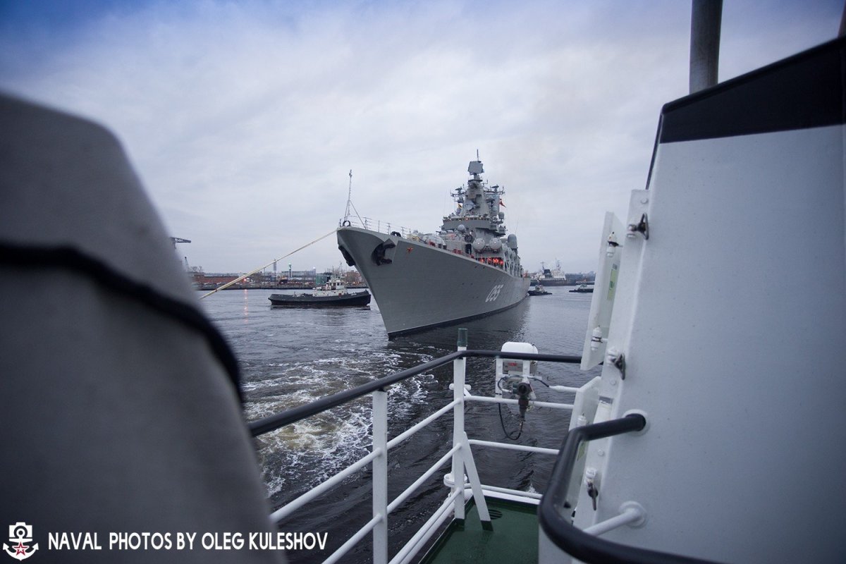 Экипаж ракетного крейсера Маршал Устинов