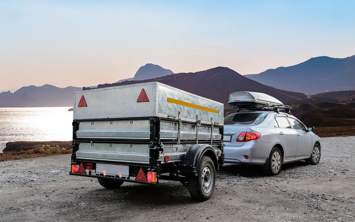 Машина с прицепом на море