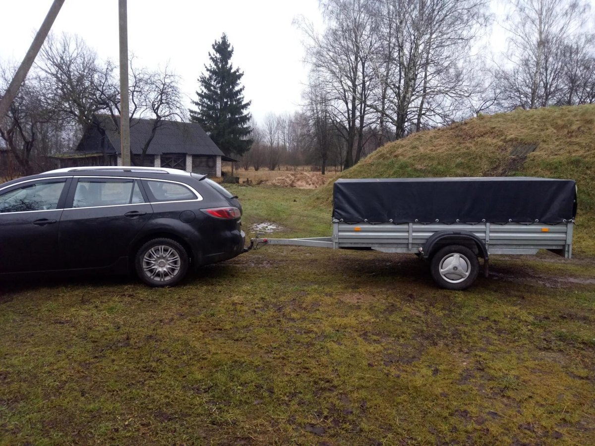 Лада с прицепом сзади