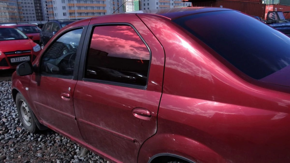 Красный тонированные Рено Логан