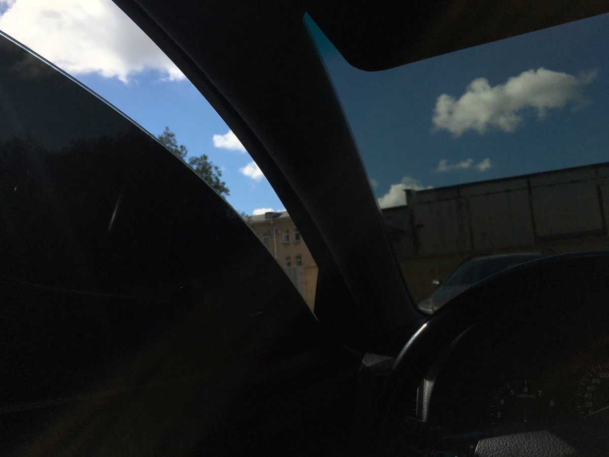 Вид из тонированной машины