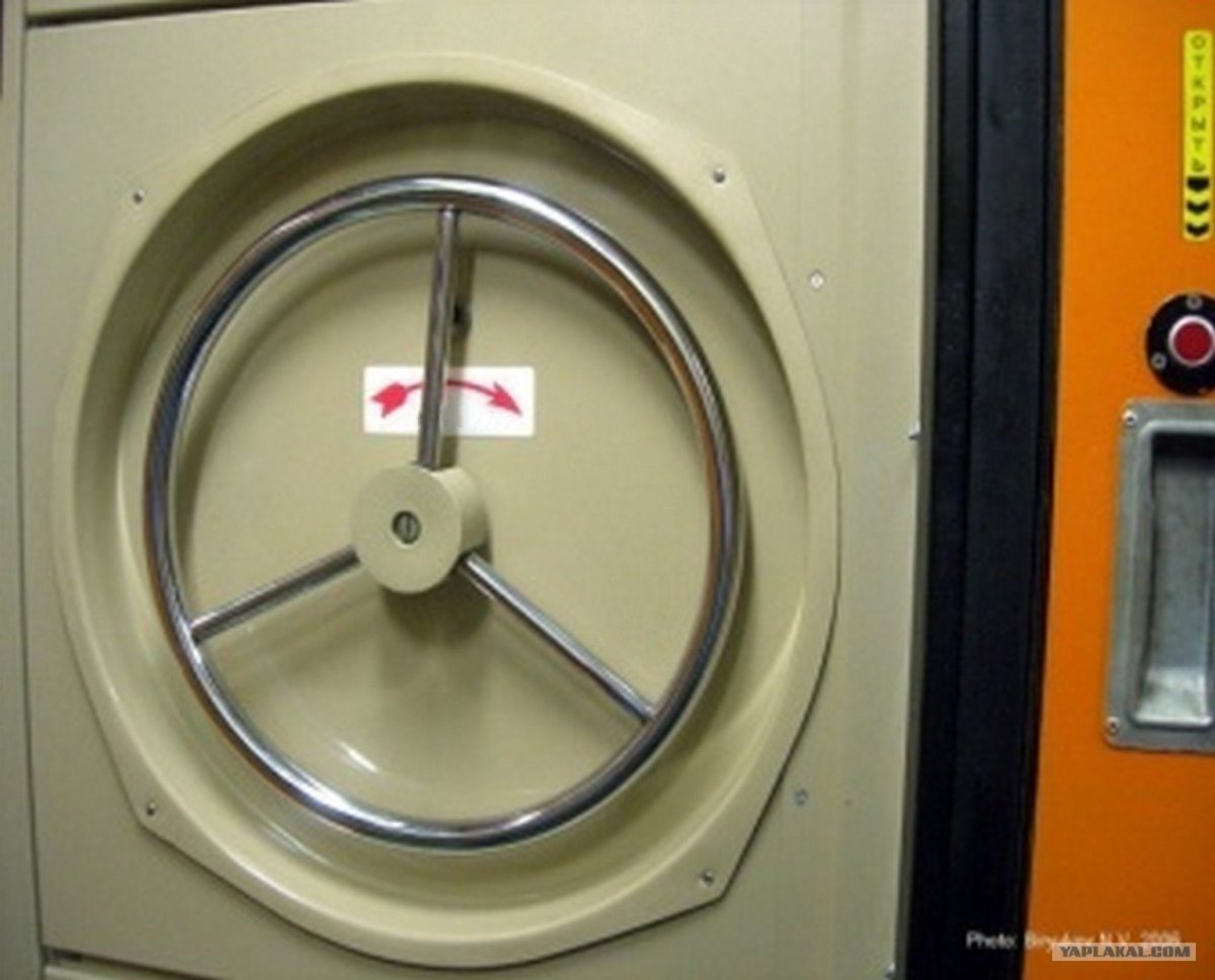 Стоп кран в пассажирском вагоне