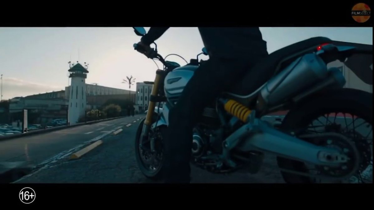 Веном 2 сцена на мотоцикле