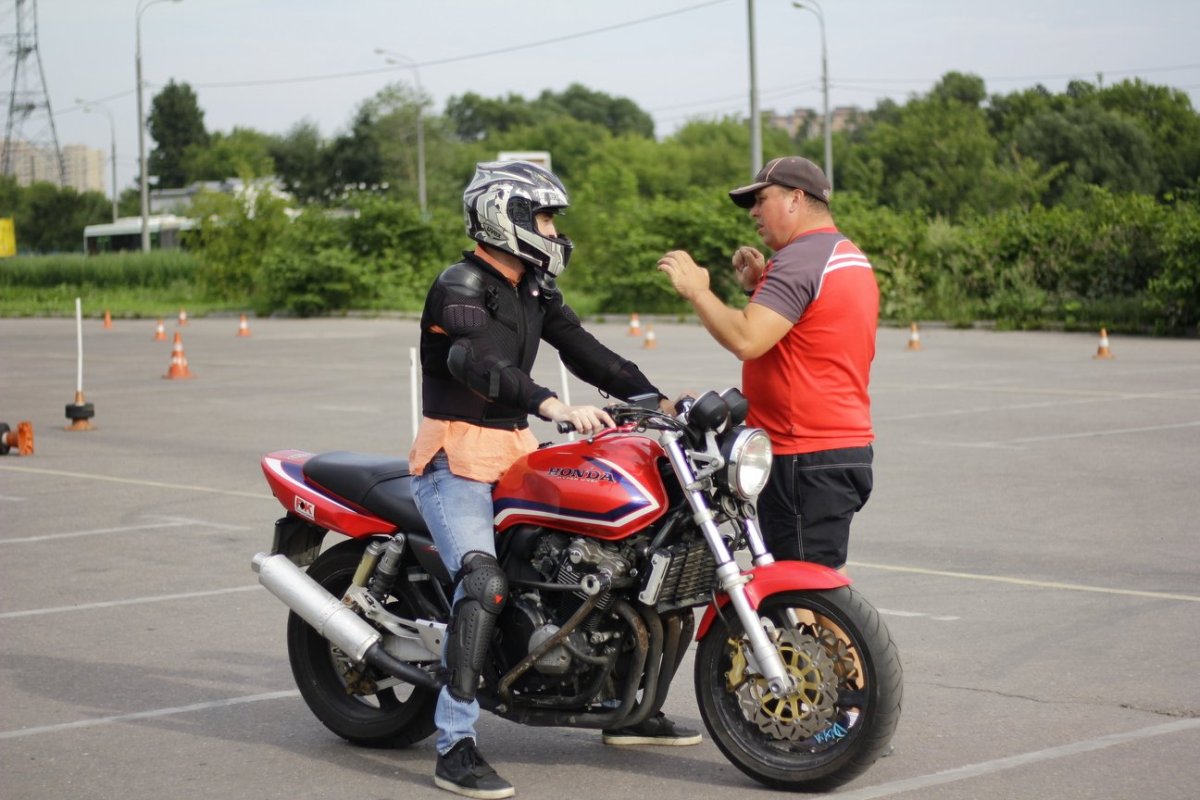 Контраварийному вождению мотоцикл