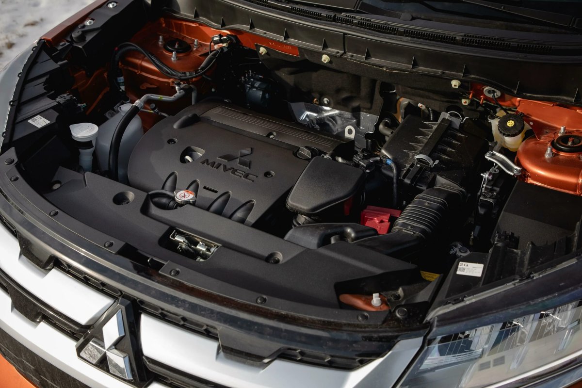 Митсубиси Аутлендер моторный отсек