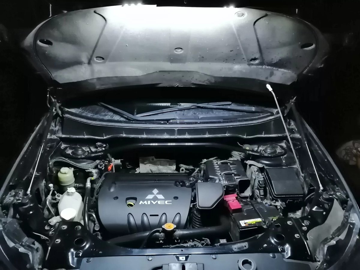 Mitsubishi Outlander 3 моторный отсек