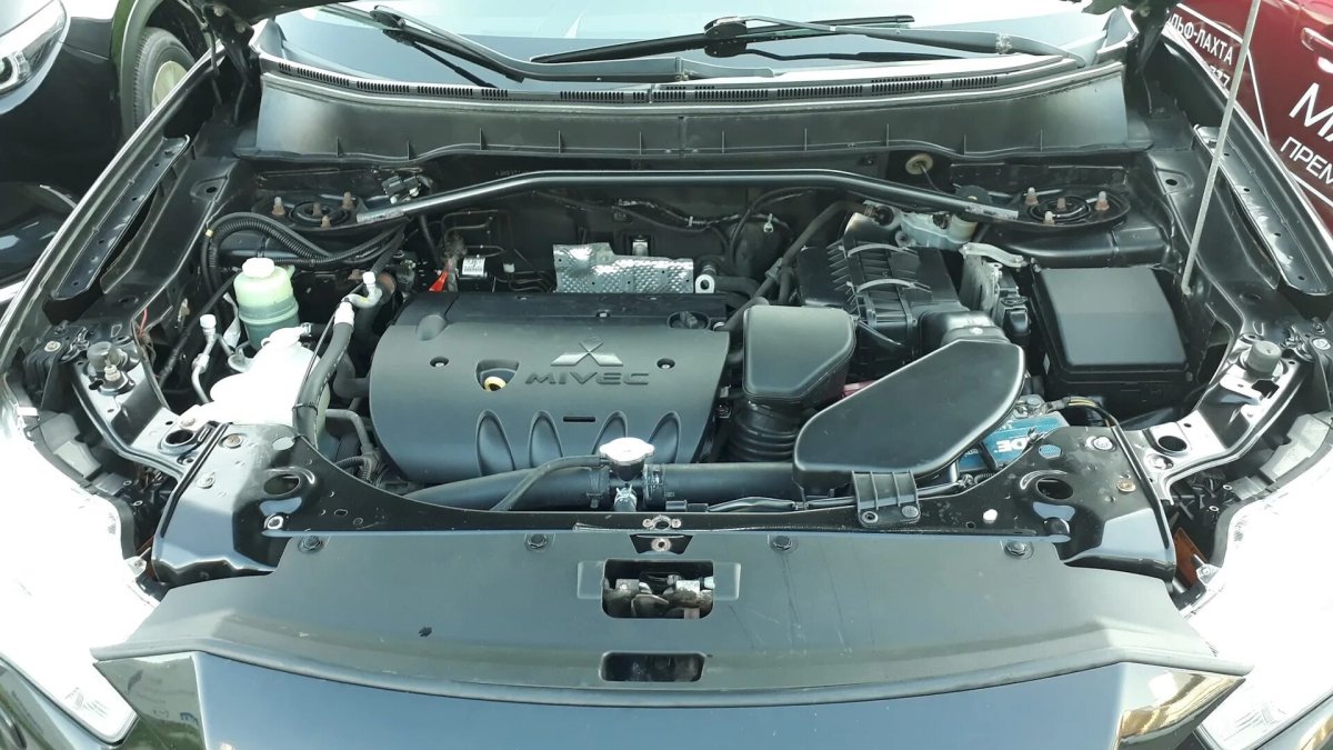 Mitsubishi Outlander 2016 2.0 подкапотное