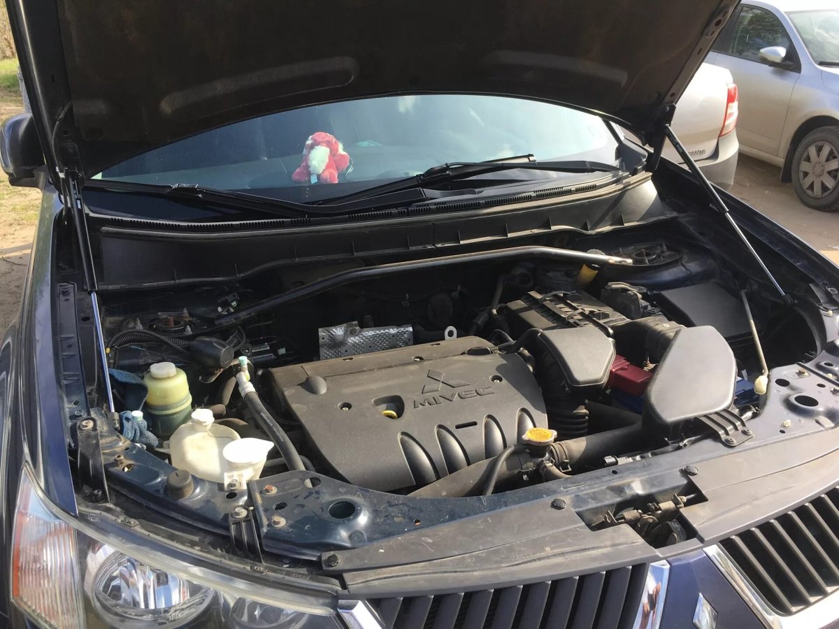 Mitsubishi Outlander 2008 под капотом