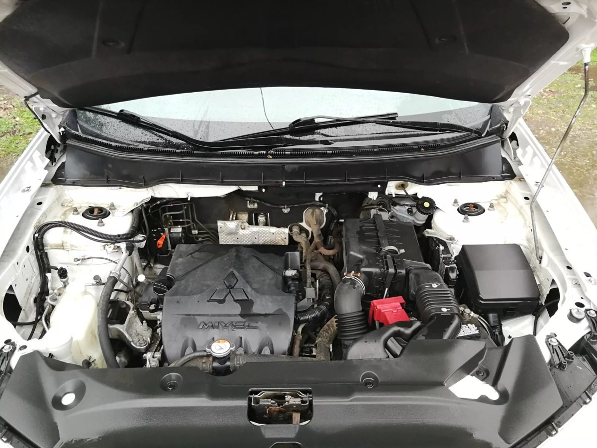 Мицубиси АСХ 1.8 подкапотное
