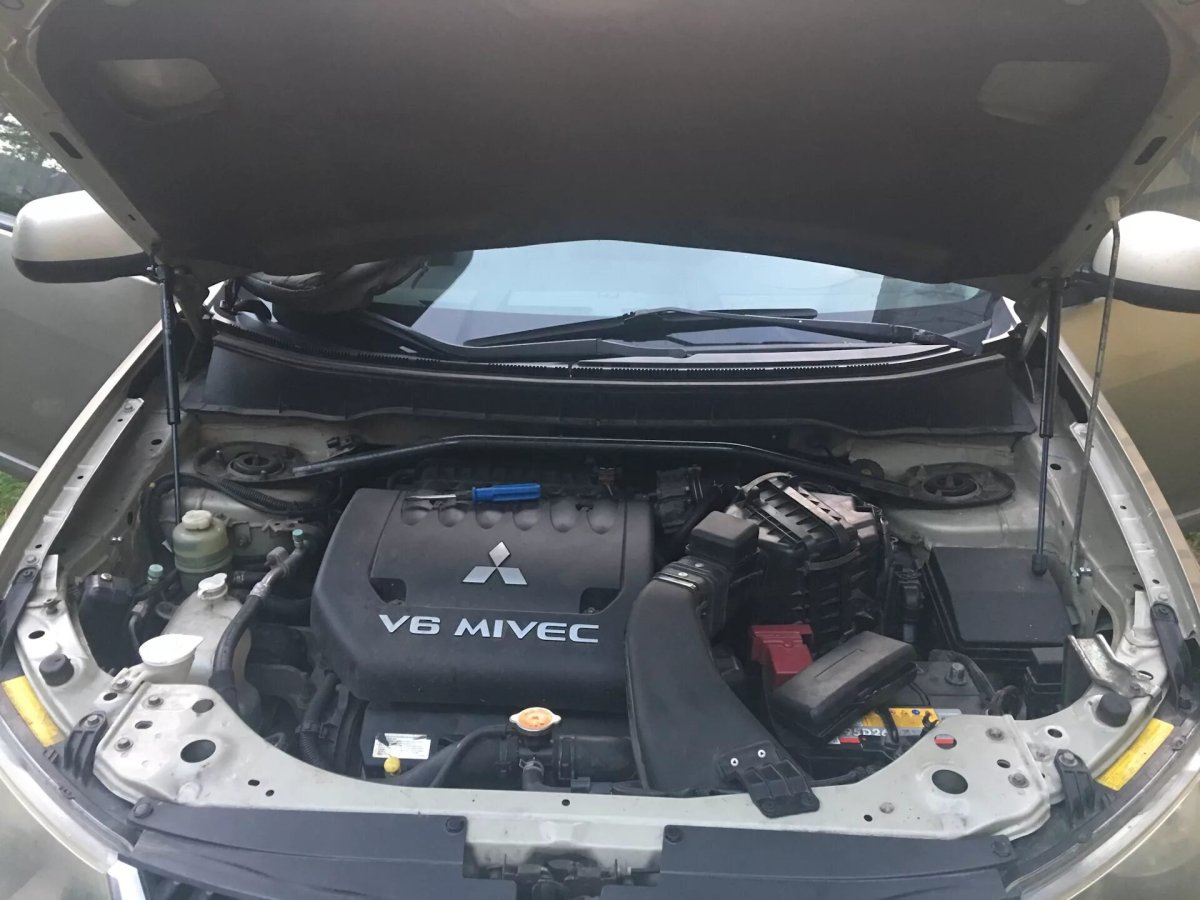 Упоры капота Митсубиси Аутлендер 3