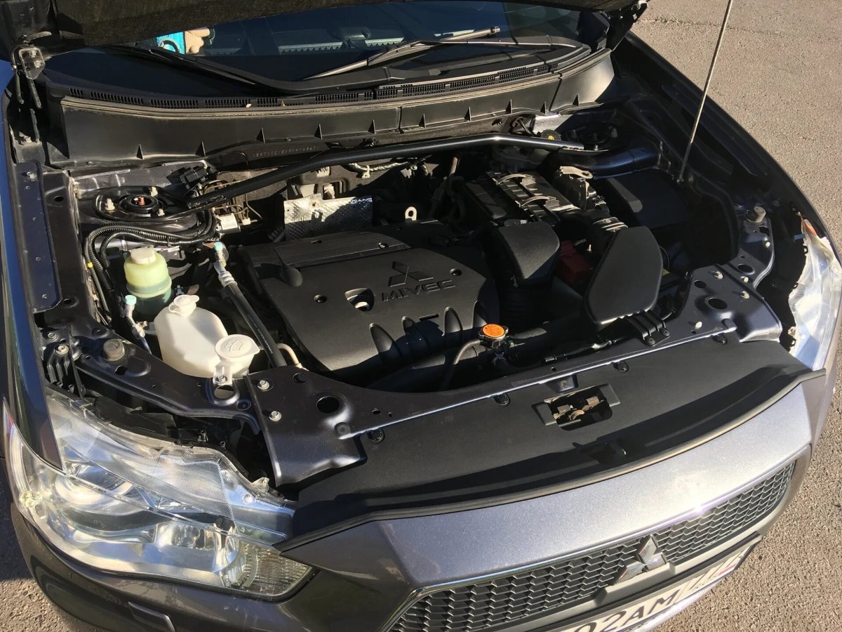 Мицубиси Аутлендер 2011 2.4 открытый капот