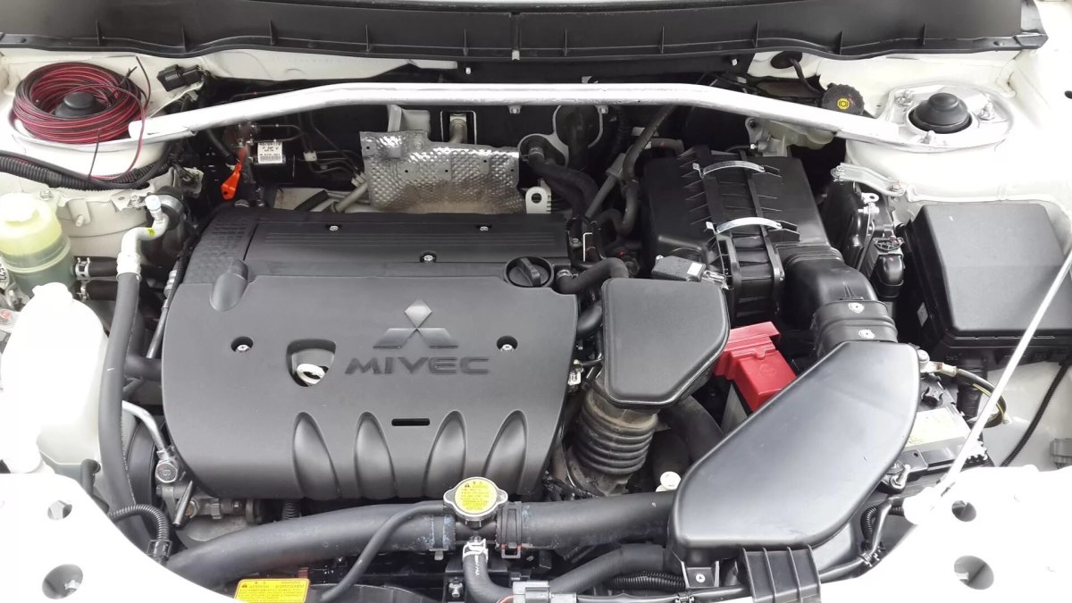 Подкапотное пространство Mitsubishi Outlander XL