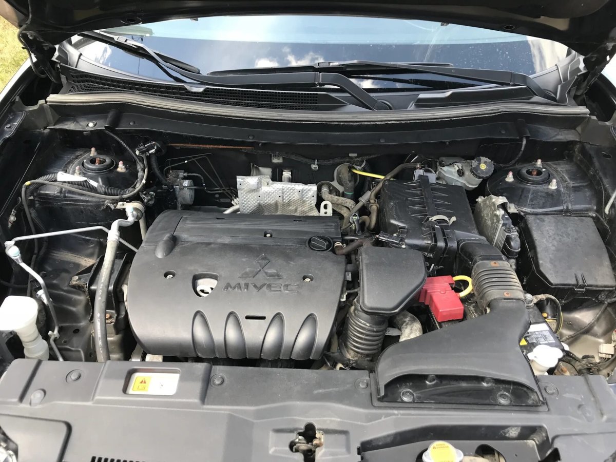 Mitsubishi Outlander 3 подкапотное пространство