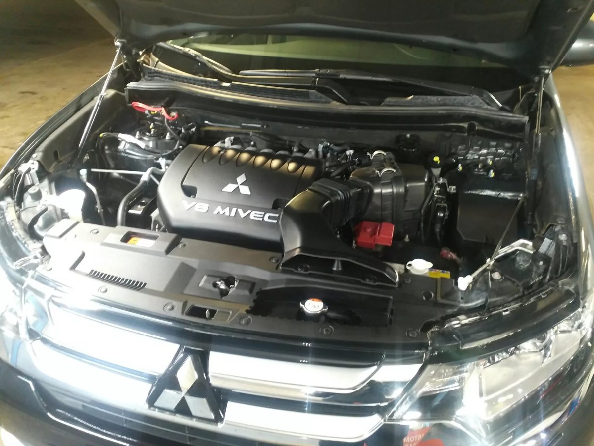 Митсубиси Аутлендер подкапотка