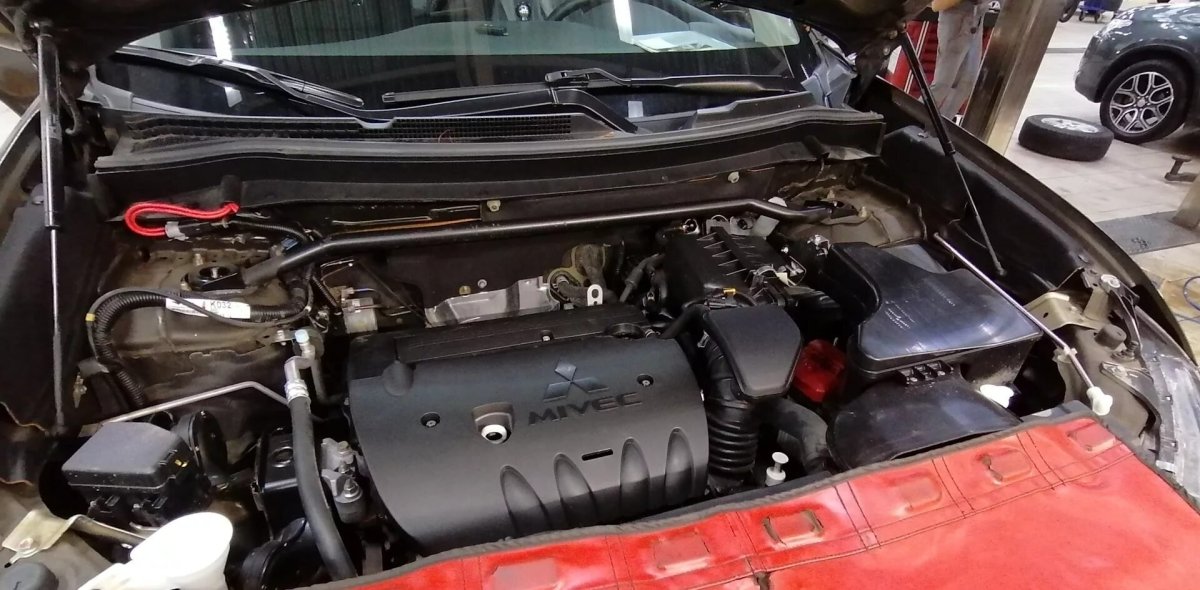 Моторный отсек Аутлендер 3