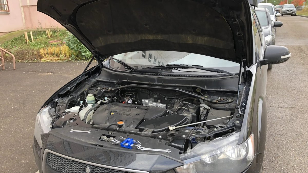 Держатель капота Outlander XL