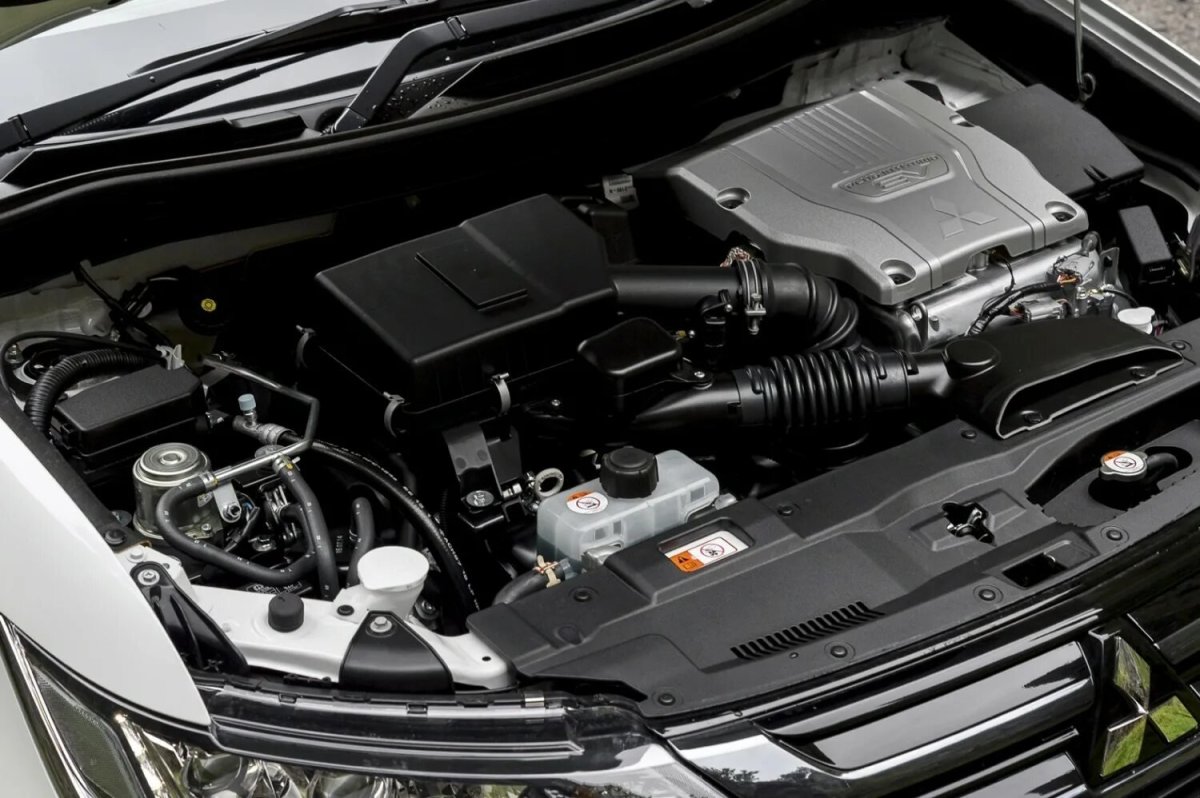 Аутлендер моторный отсек