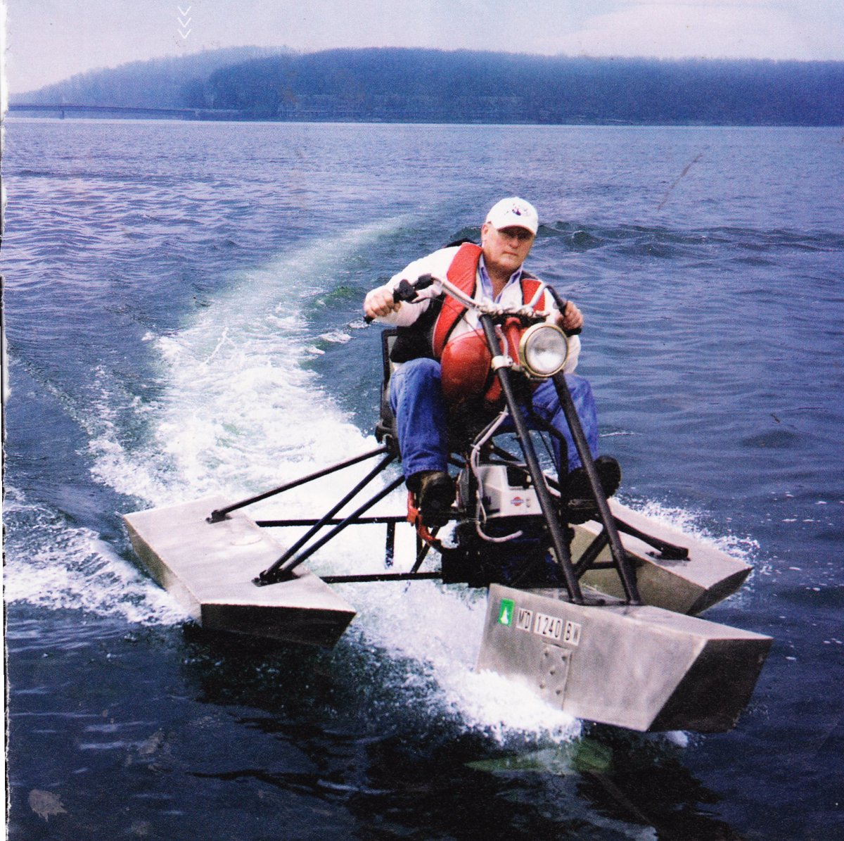 Катамаран с двигателем