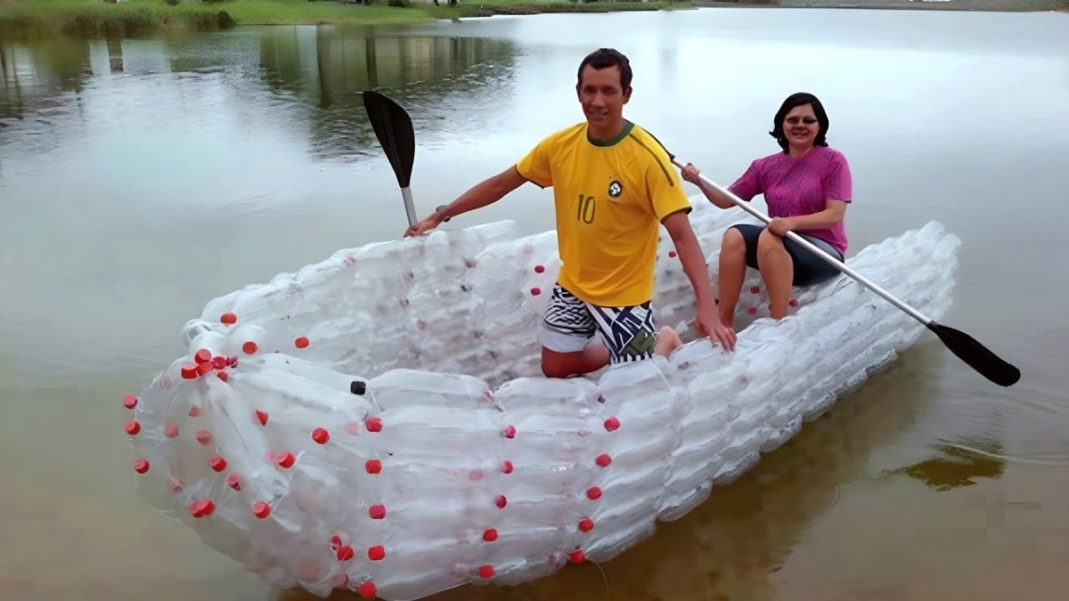 Лодка из бутылок