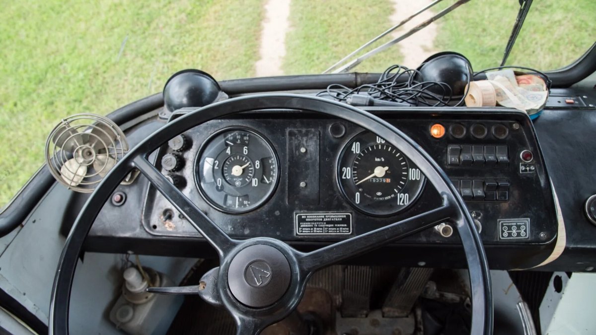 ЛАЗ 695 кабина водителя