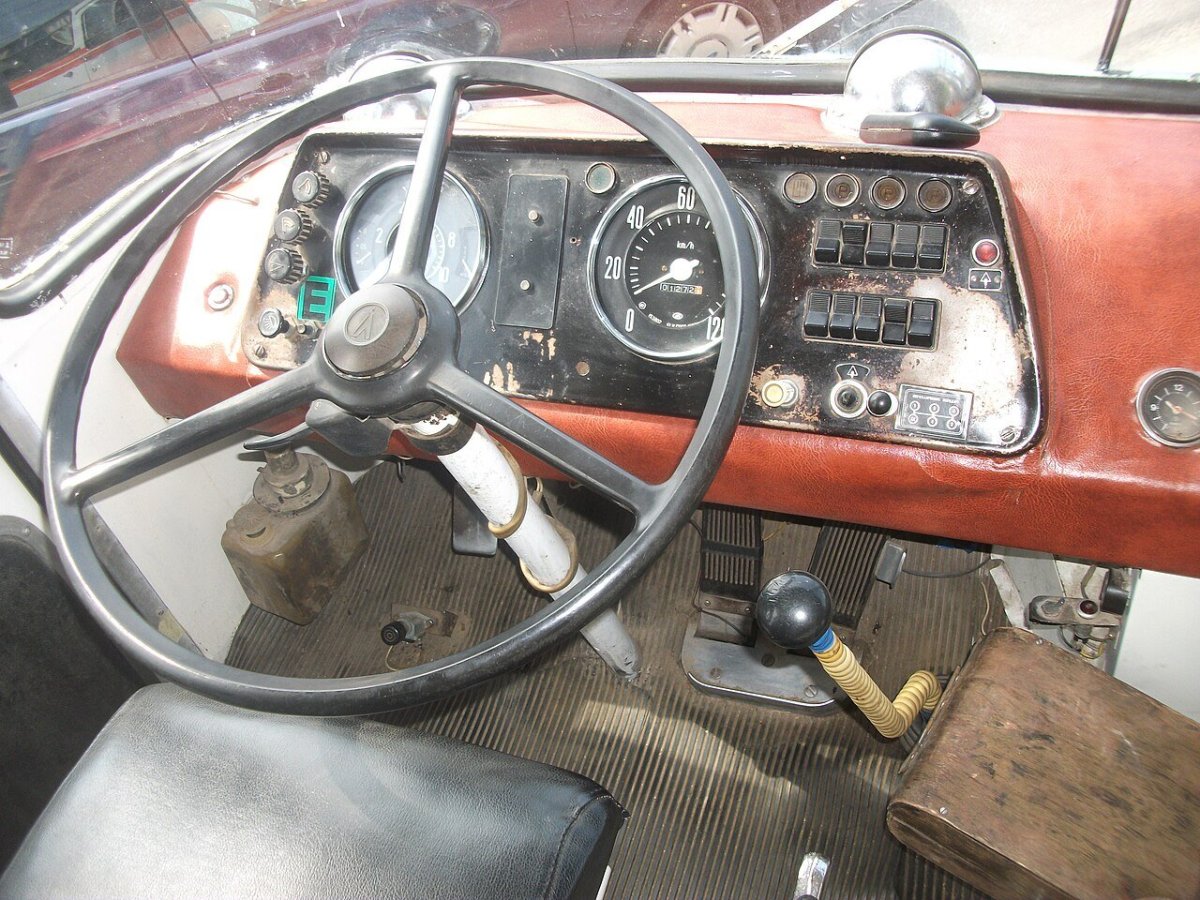 ЛАЗ 695 место водителя