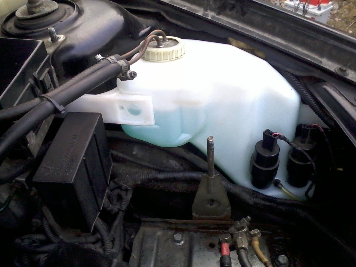 Бачок омывателя Приора 2