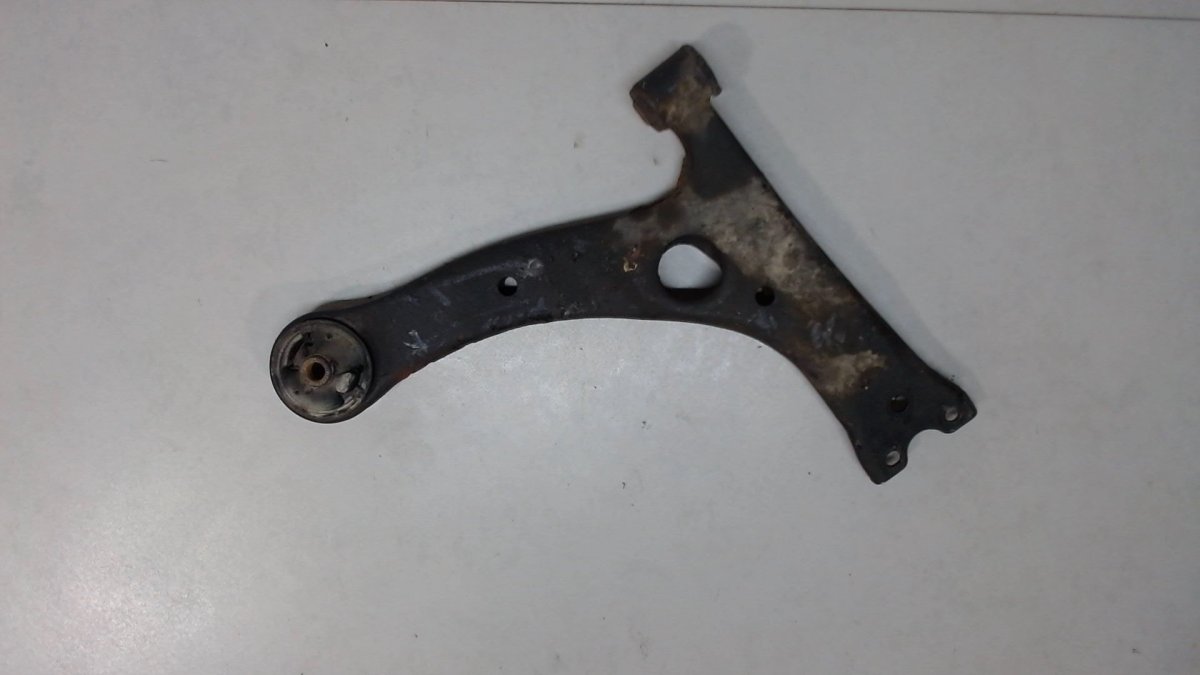 Понтиак Вайб передние рычаги