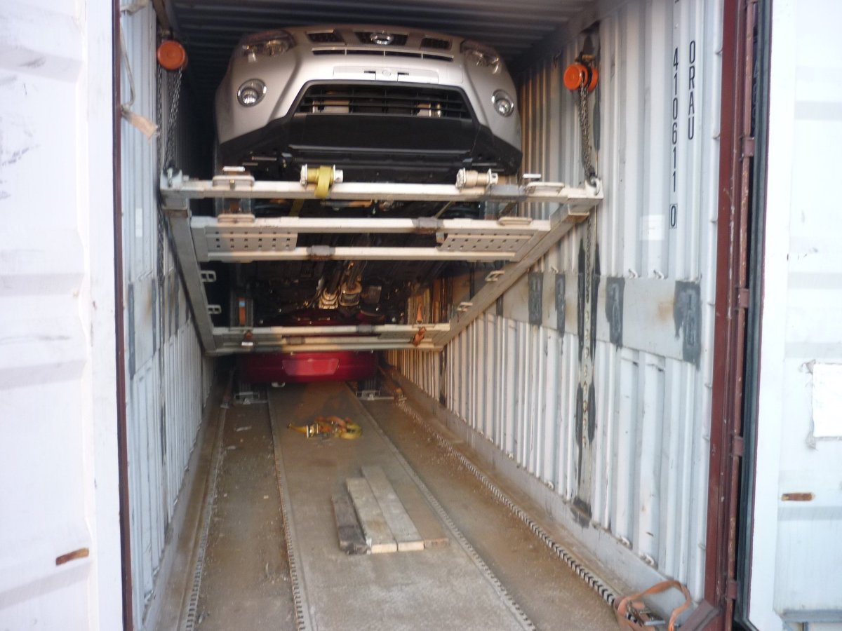 Машина в контейнере