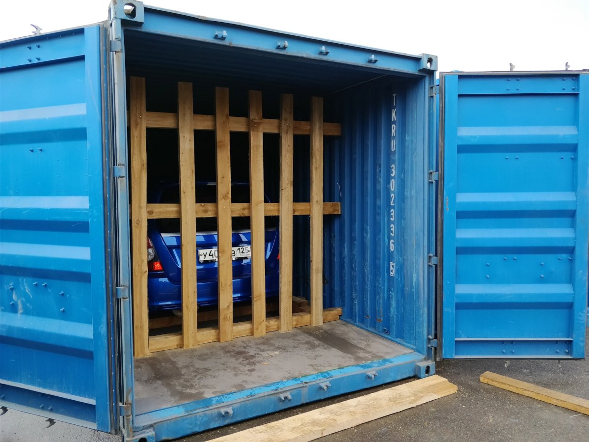 20 Футовый контейнер на машине