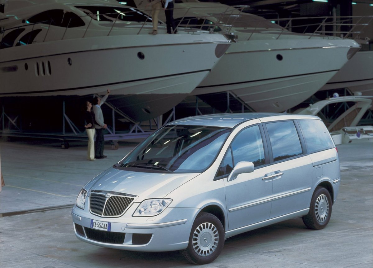 Машина Lancia Phedra