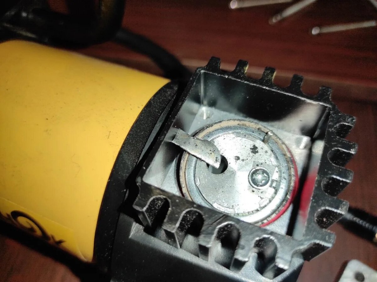 Компрессор автомобильный сломанный