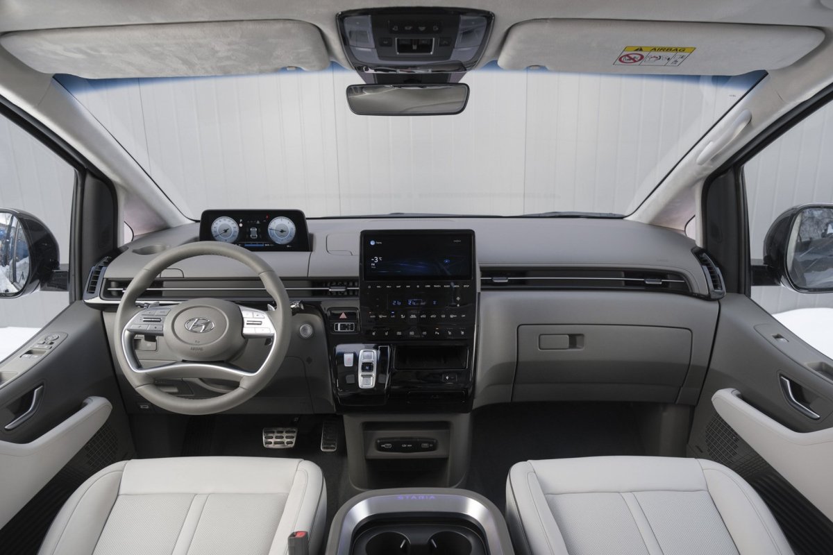 Hyundai Staria 2022 интерьер