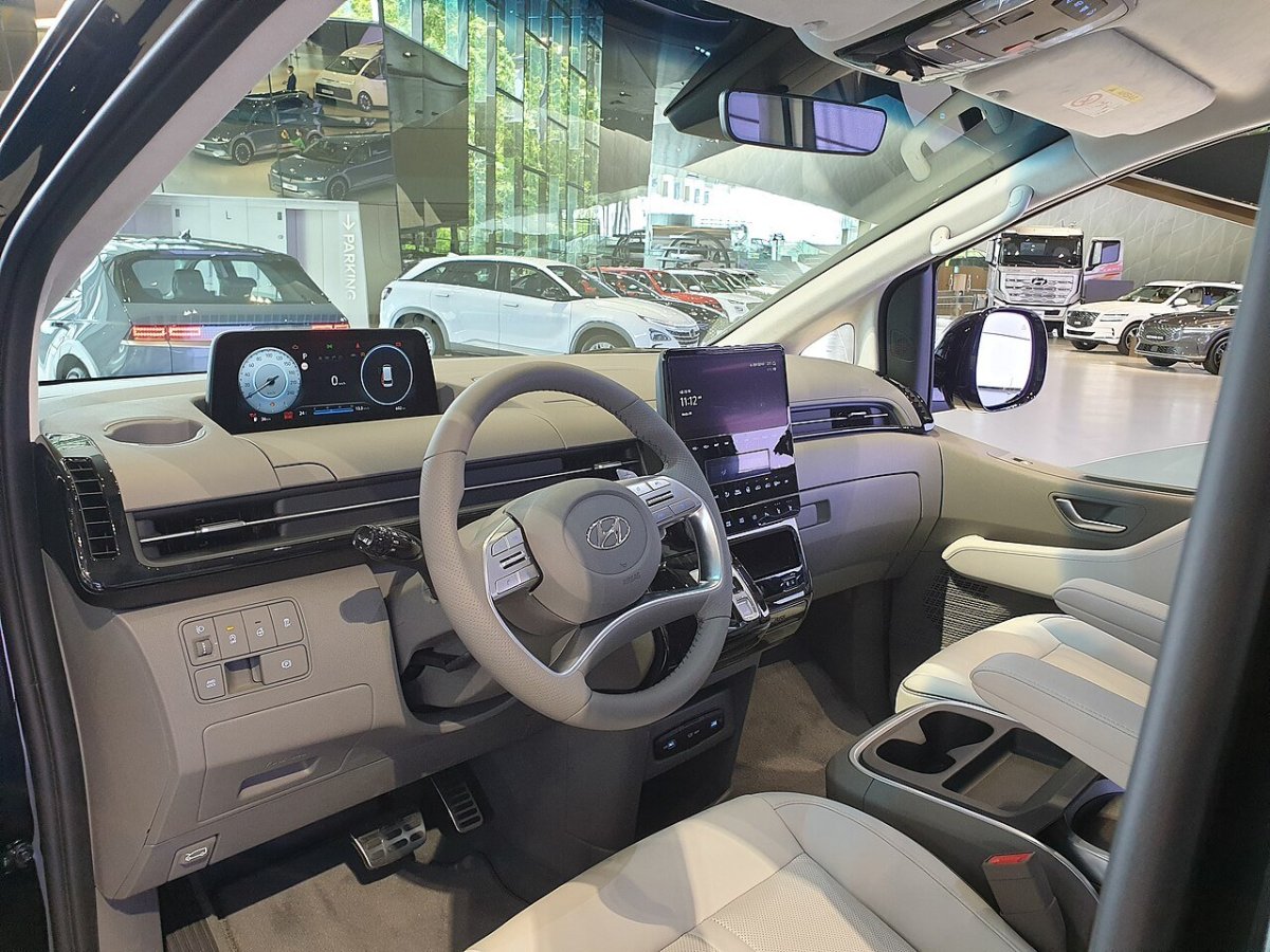 Hyundai Staria Lounge Limousine