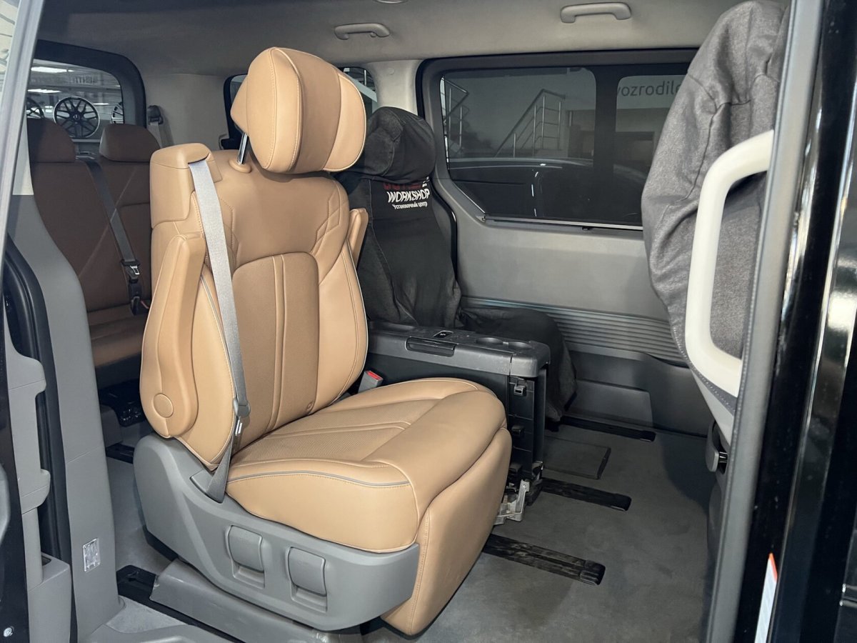 Столик для Hyundai Staria