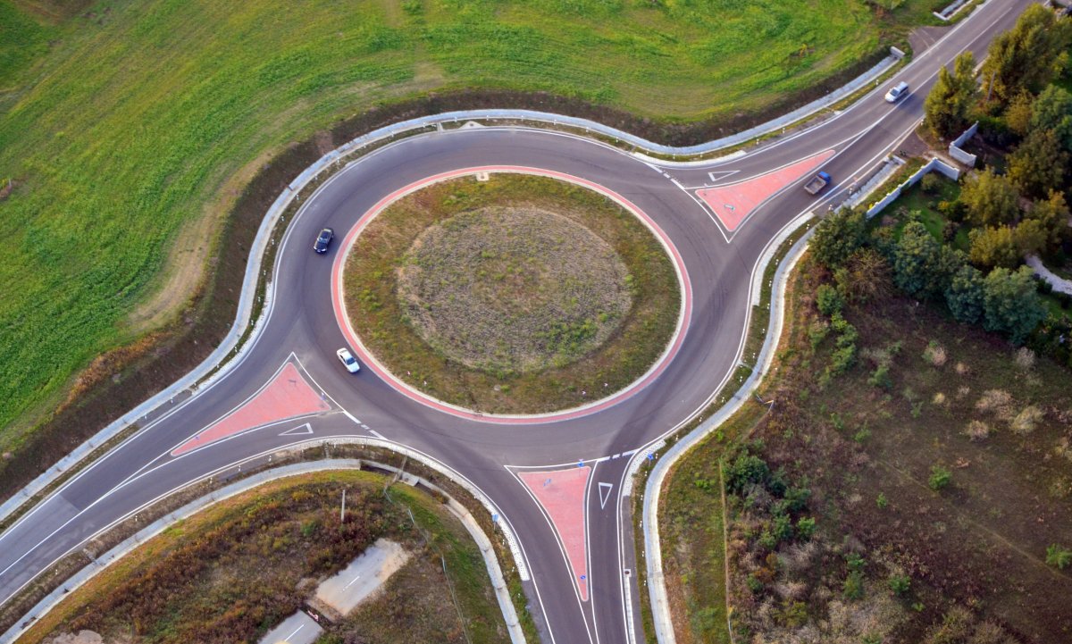 Roundabout кольцевой перекрёсток