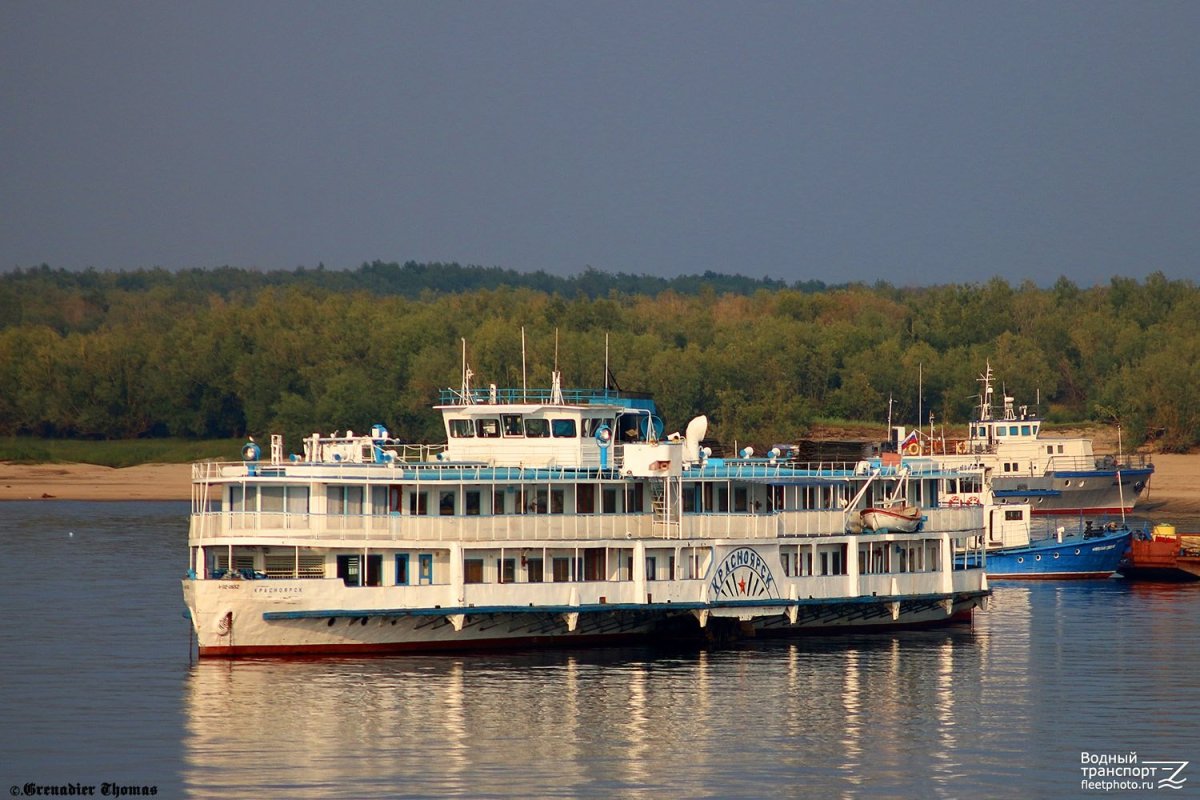 Теплоход Угловский