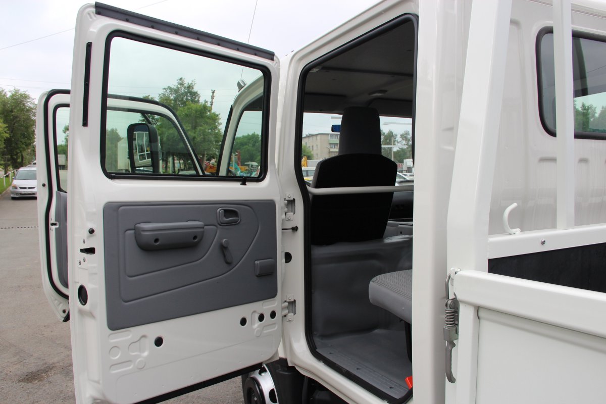 Хино 300 с двойной кабиной