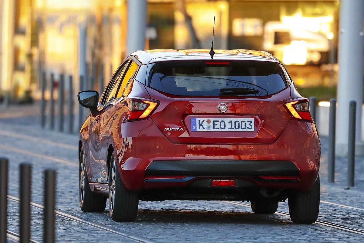 Жёлтый хетчбэк Ниссан