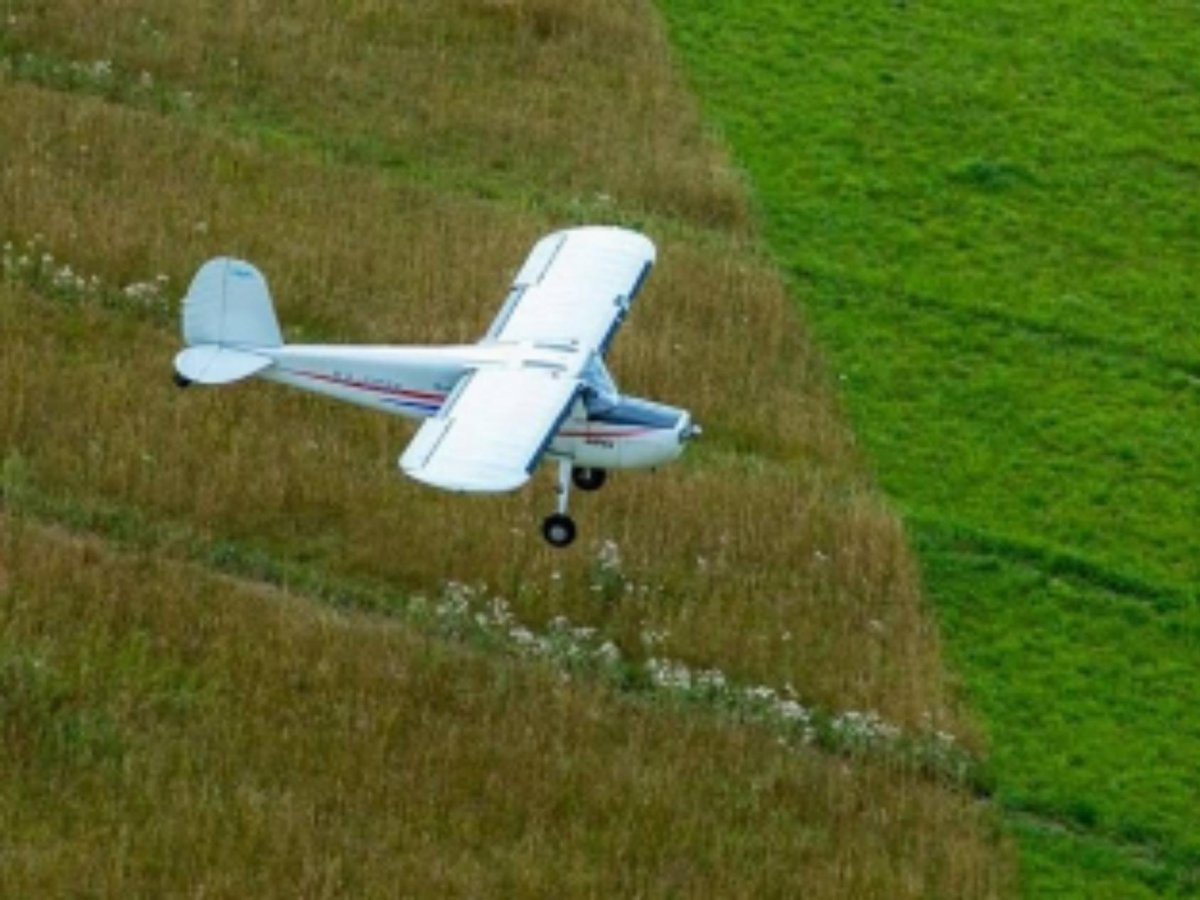 Цесна в полете с земли