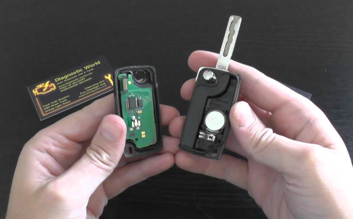 Батарейка в ключ Пежо 308