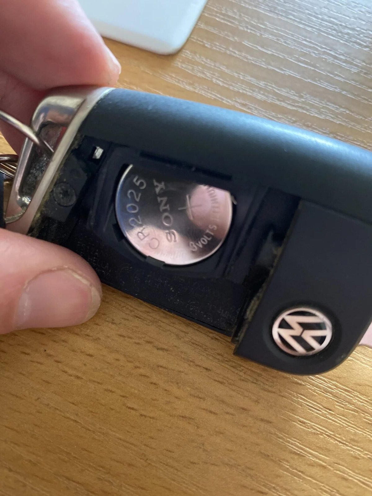 Батарейка на ключ Фольксваген поло седан 2017