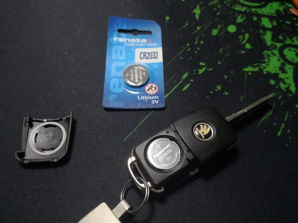 Батарейка в ключ Шкода Рапид