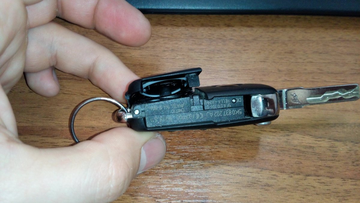 Как поменять батарейку в Ключе Фольксваген