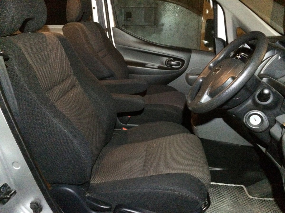 Подлокотник Nissan nv200