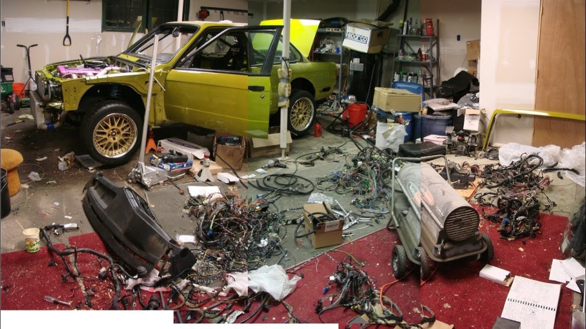 Разобранная машина в гараже